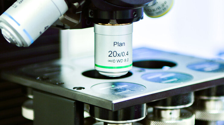 Nahaufnahme eines Prüfgeräts für metallographische Analysen