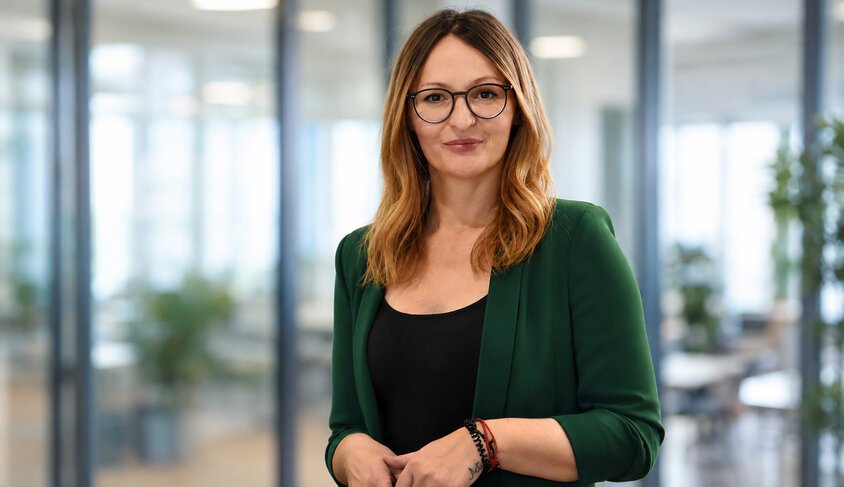 Porträt von Jasmina Tricic, Marketingleitung der weba Werkzeugbau in Dietach