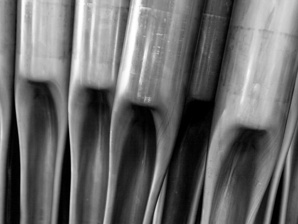 Close-up of precisely manufactured metal components with complex forming structures – a symbol of high-quality prototyping and innovative manufacturing technologies.