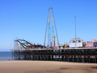 Freizeitpark am Meer in Blackpool, England, mit Achterbahn und Attraktionen