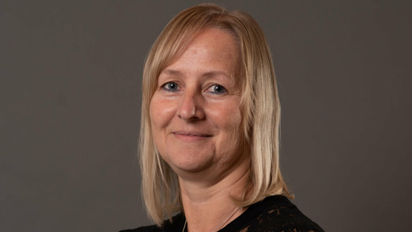 Porträt von Klaudia Weingartsberger, Mitarbeiterin im Vertriebsinnendienst bei weba, vor neutralem grauem Hintergrund.