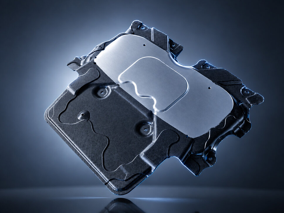 Dieses Bauteil ist ein Unterfahrschutz für Fahrzeuge, entwickelt und gefertigt in der Vorserienproduktion bei weba Deutschland. Die Kombination aus einem leichten, widerstandsfähigen Kunststoffgrundkörper mit einer verstärkenden Metallplatte sorgt für optimalen Schutz und Stabilität. Die präzise Verarbeitung und das innovative Design gewährleisten eine hohe Widerstandsfähigkeit gegenüber äußeren Einflüssen, was essenziell für den Einsatz in der Automobilindustrie ist.